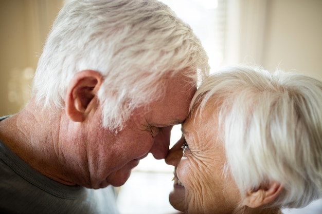 Coppia senior romancing in camera da letto a casa