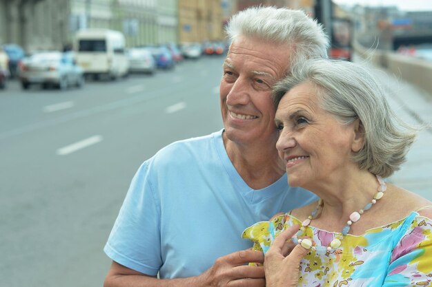 Coppia senior sulla strada della città