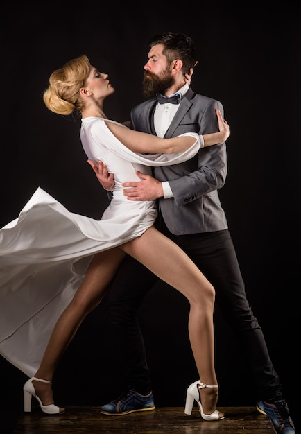 Coppia sensuale che balla valzer passione e amore concetto valzer che balla salsa tango coppia in gara