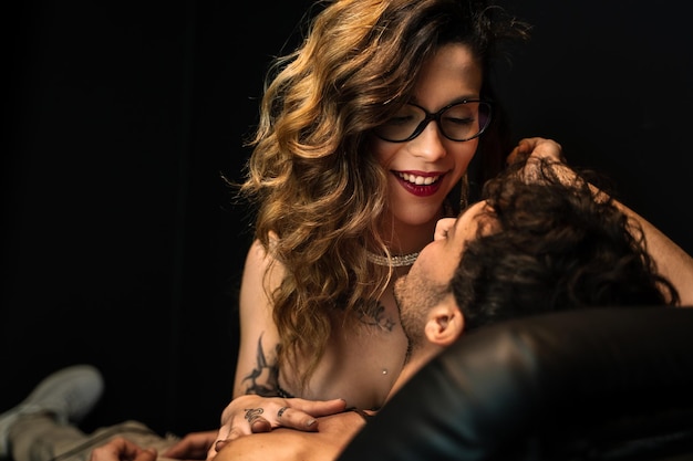 Coppia sensuale in uno studio di tatuaggi