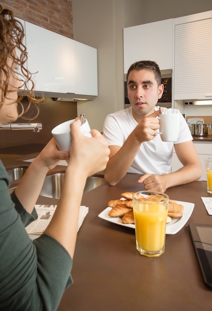 Coppia seria con problemi parla a colazione