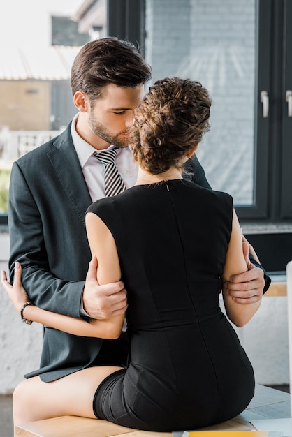 Coppia sexy di colleghi di lavoro sul posto di lavoro in ufficio