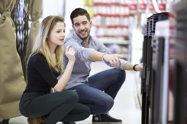 Coppia shopping al negozio di ferramenta