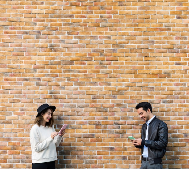 Coppia si scambiano messaggi per telefono