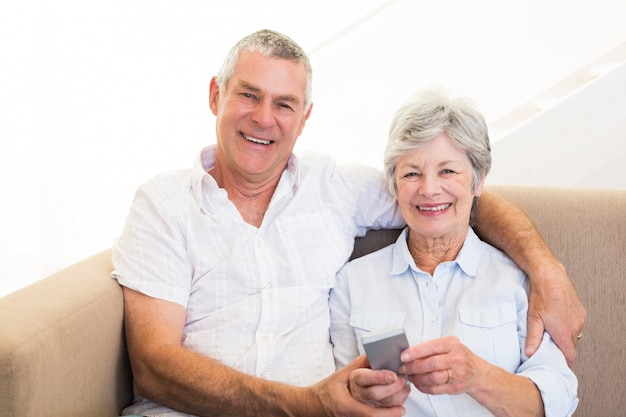 Coppia sorridente con il cellulare