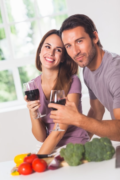 Coppia sorridente con vino e verdure