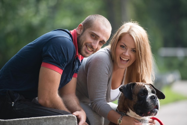 Coppia Sorridente E Il Suo Cane