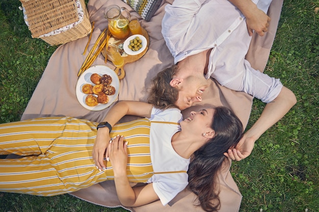 coppia sorridente felice che si gode il tempo l'uno per l'altro in una bella giornata di sole