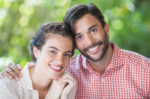 Coppia sorridente nel ristorante