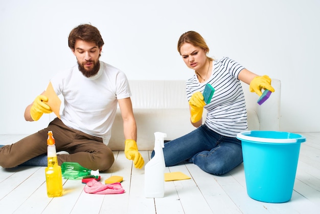 Coppia sposata comune agente di pulizia servizio di pulizia della casa
