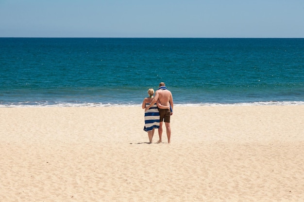 Coppia sposata guardando il mare