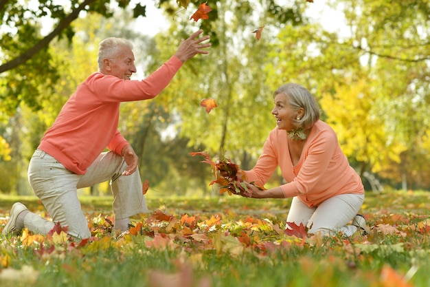 Coppia sposata matura divertirsi all'aria aperta in autunno