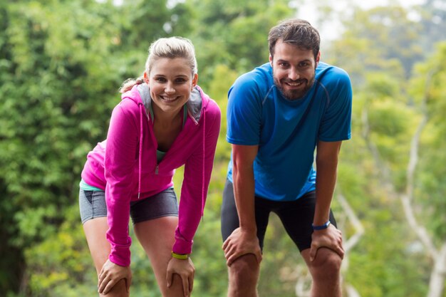 Coppia stanca di fare una pausa mentre fa jogging