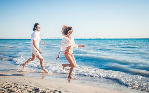 Coppia su una spiaggia tropicale