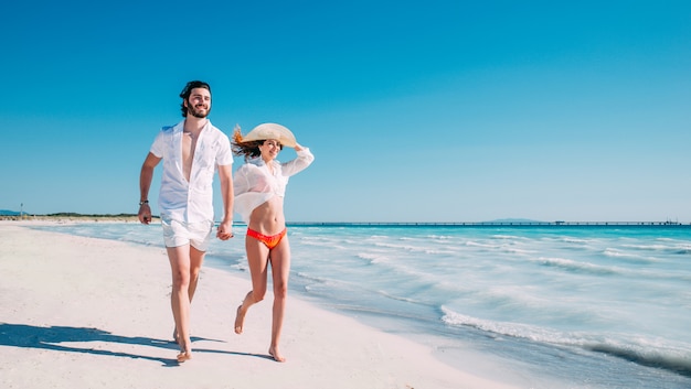 Coppia su una spiaggia tropicale