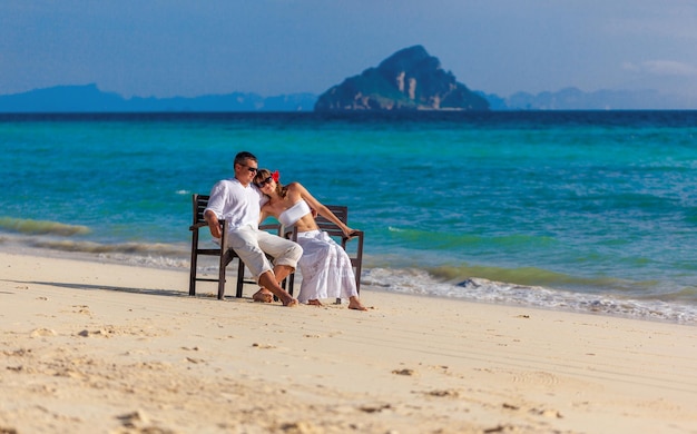 Coppia su una spiaggia tropicale