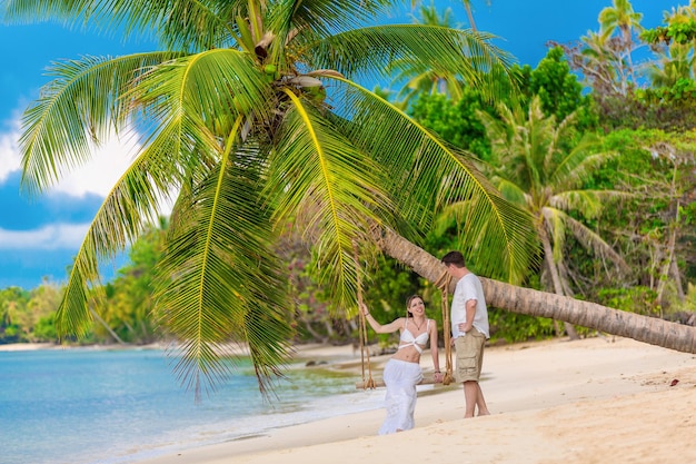 Coppia su una spiaggia tropicale