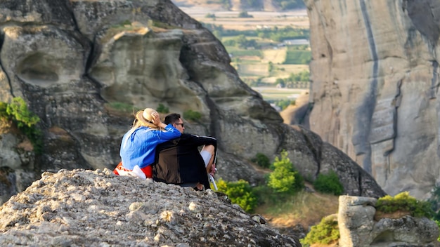 Coppia sulla cima della montagna al tramonto Grecia Meteora