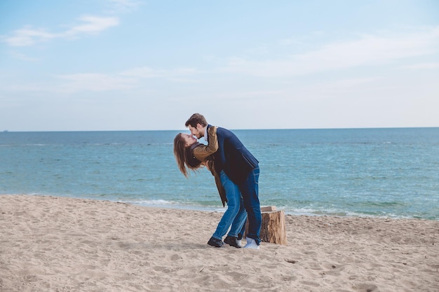 Coppia sulla spiaggia vicino al mare