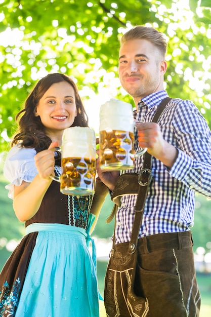 Coppia tedesca a Tracht bevendo birra