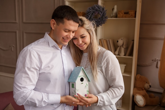 Coppia tenendo birdhouse in legno