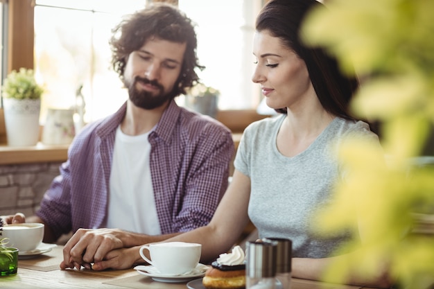 Coppia tenendosi per mano l'uno dall'altro