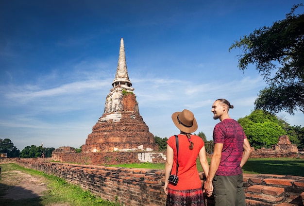 Coppia tra le rovine dell'antica Thailandia