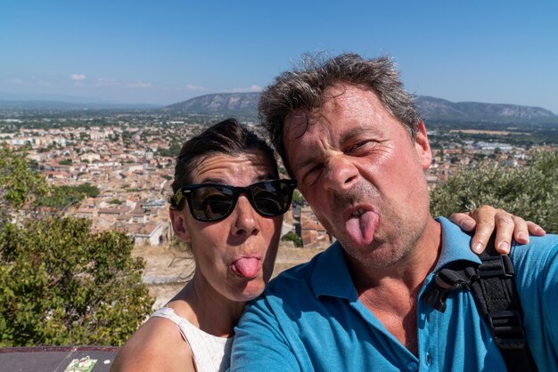 coppia turistica fa faccia buffa prendendo selfie durante le vacanze a Cavaillon Francia