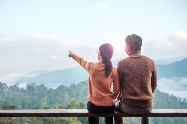 Coppia turistica rilassante e guardando la vista sulle montagne a casa di campagna o in famiglia al mattino. Vacanza, viaggio insieme, luna di miele, blogger, viaggio, viaggio e concetto di relax