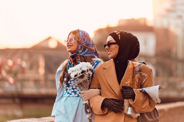 Coppia una donna che indossa un hijab e un abito moderno ma tradizionale e l'altra in un abito blu