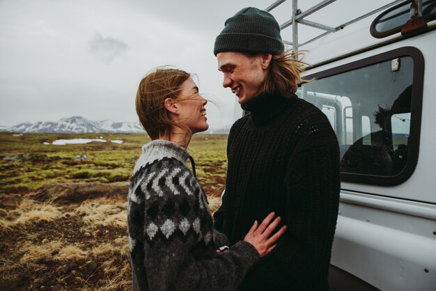 Coppia una vacanza da sogno, esplorando l'Islanda con la sua jeep 4x4