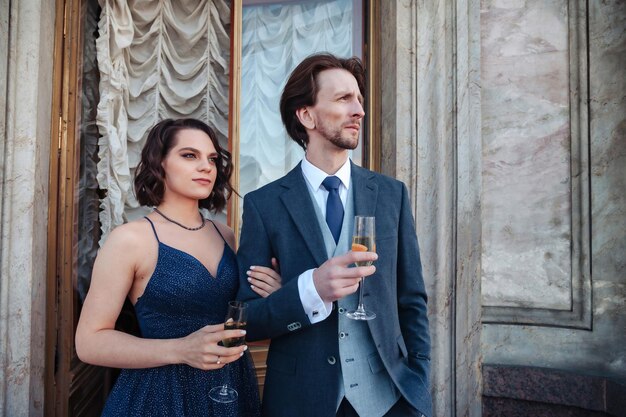 Coppia uomo e donna con champagne sul balcone