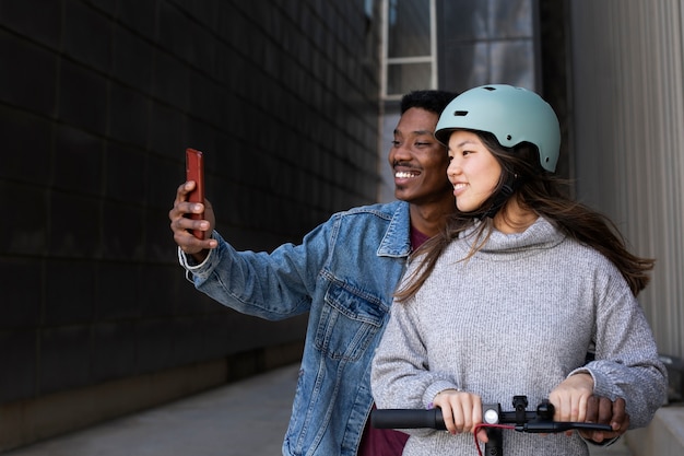 Coppia utilizzando scooter elettrico per il trasporto