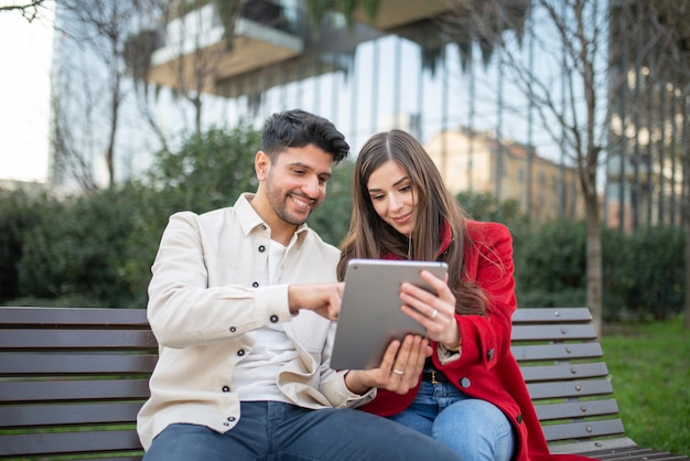 Coppia utilizzando un tablet all'aperto