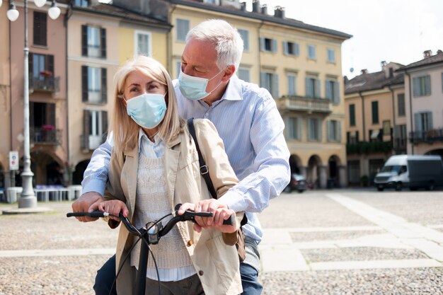 Coppia utilizzando una e-bike all'aperto