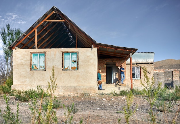 Coppia vicino alla vecchia casa