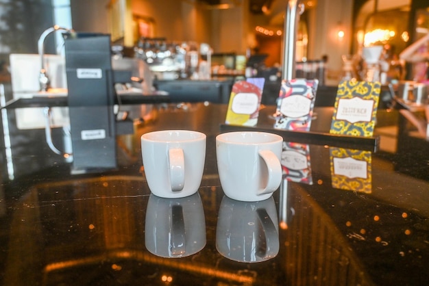 Coppia vuota di tazze da caffè dopo aver bevuto sul bancone al bar della caffetteria