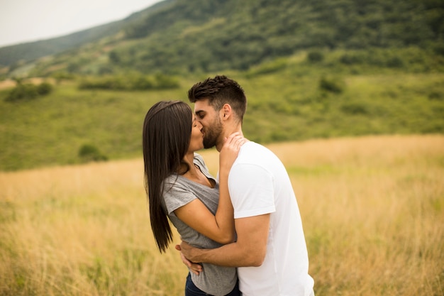 Coppie abbastanza giovani nell'amore fuori nella natura di primavera