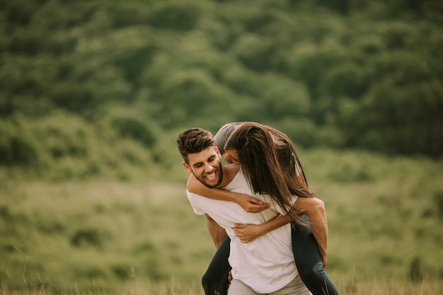 Coppie abbastanza giovani nell'amore fuori nella natura di primavera