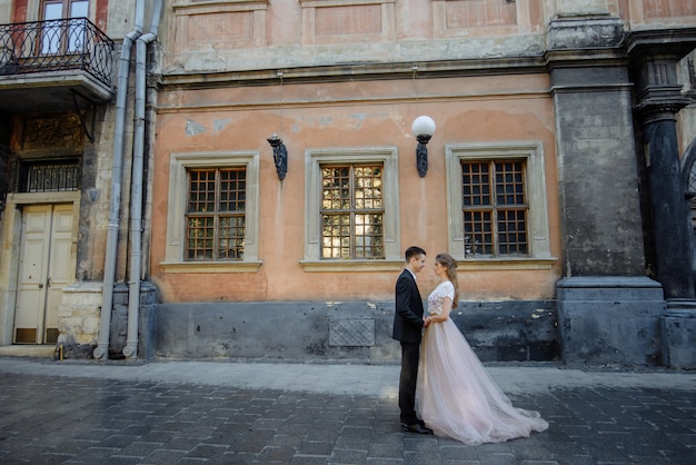 Coppie adorabili che abbracciano nel gorode. Europa.