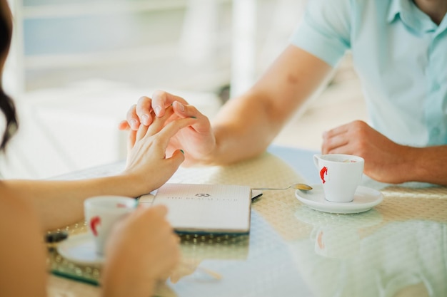 Coppie adorabili che si tengono per mano insieme. Primo piano