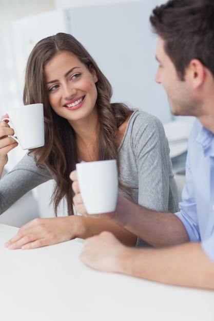 Coppie allegre che bevono una tazza di caffè