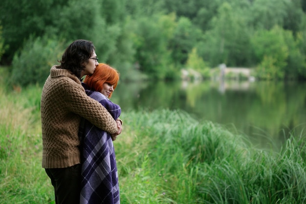 Coppie amorose romantiche che riposano alla natura