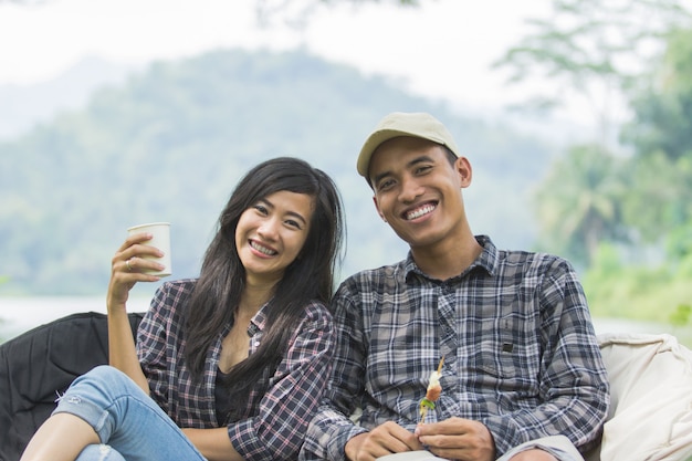 Coppie asiatiche che hanno spiedini del barbecue