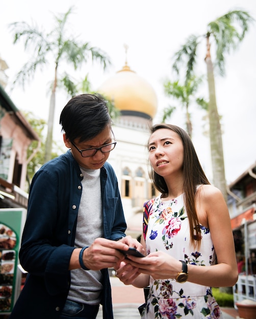 Coppie asiatiche durante un giro turistico