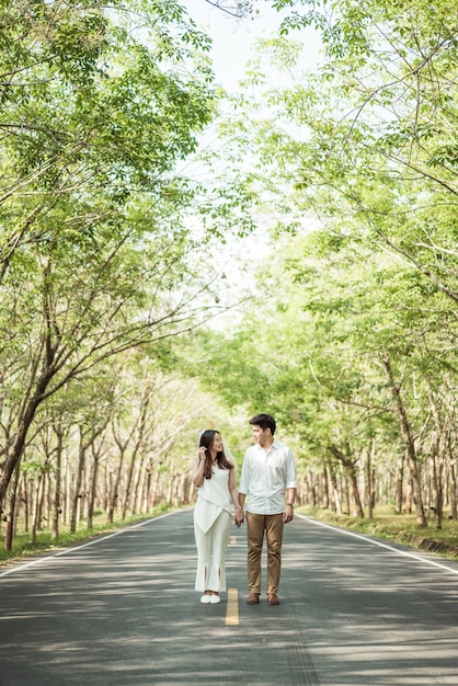 Coppie asiatiche felici nell'amore sulla strada