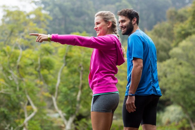 Coppie atletiche che indicano alla natura