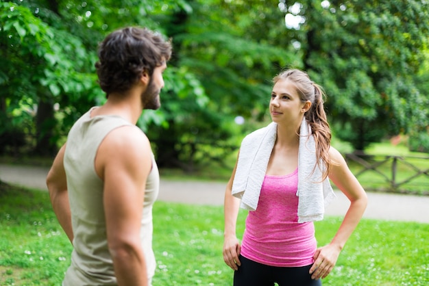 Coppie atletiche che parlano in un parco