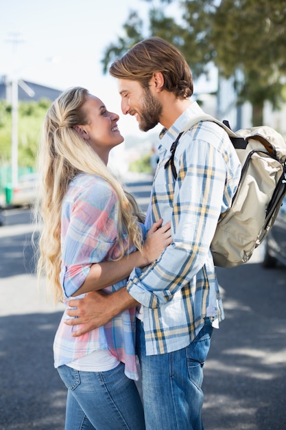 Coppie attraenti che si levano in piedi e che abbracciano