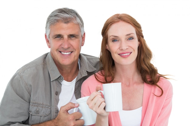 Coppie casuali che mangiano caffè insieme